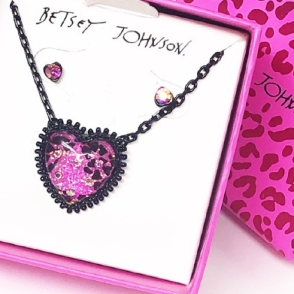 New Betsey Johnson Heart Pendant & Earrings Set - Picture 11 of 15